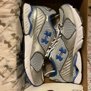 NEW UA women’s running shoe W9.5 NEVER WORN